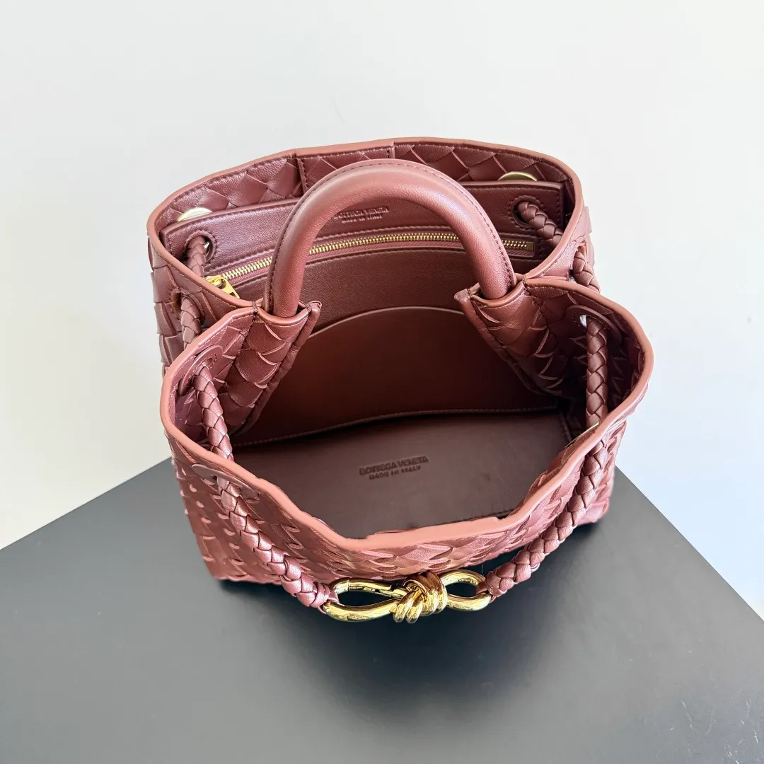 The 2023 new Andiamo batch of 1860 BV has been shipped‼ ️Really popular🔥The new Andiamo woven handbag launched by Bottega Veneta this season is really popular all over the world! ! Celebrities at home and abroad have worn it, and Oscar-winning actress Michelle Yeoh has taken it out on the street. Song Jia, Trai Yara, Yu Feihong, Sanji Ayaka, Rosie Hunting-Whiteley, Yoshioka Riho, etc. have all picked up this bag. It is classic and versatile, showing off its temperament, and the bag capacity is also large, which is very convenient for daily commuting! ! A variety of carrying methods, the shoulder straps can be adjusted by yourself, the original lambskin feels soft and delicate, and the unisex style breaks gender boundaries and brings a more practical and longer-lasting use experience. Andiamo, which has both elegant and casual styles, perfectly interprets the true appearance of "fashionable old money style". Style number: 743568 Size: 25*22*10.5cm